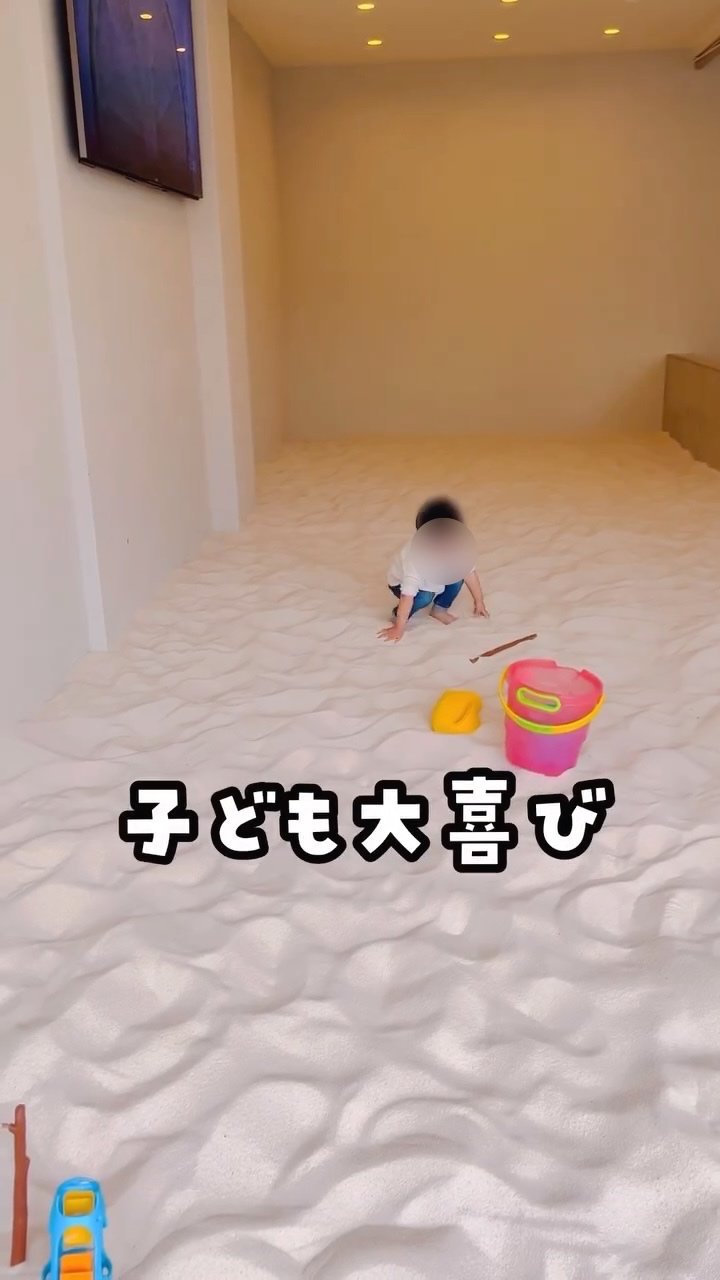 店内の白い砂場で遊ぶ子どもたち
