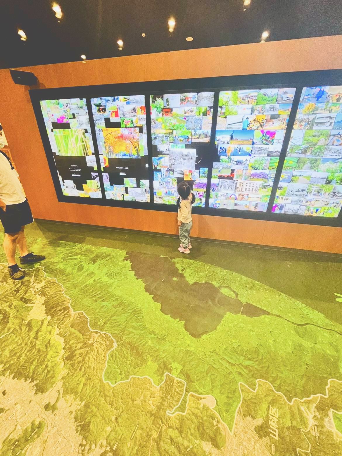 床一面の京都の航空写真と、壁のモニター