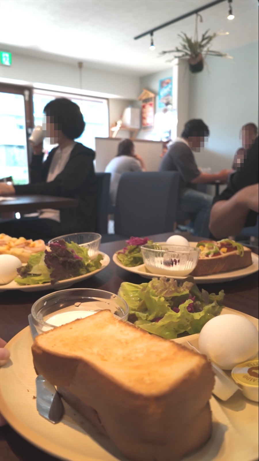 厚切りトーストとサラダ、ゆで卵のモーニング
