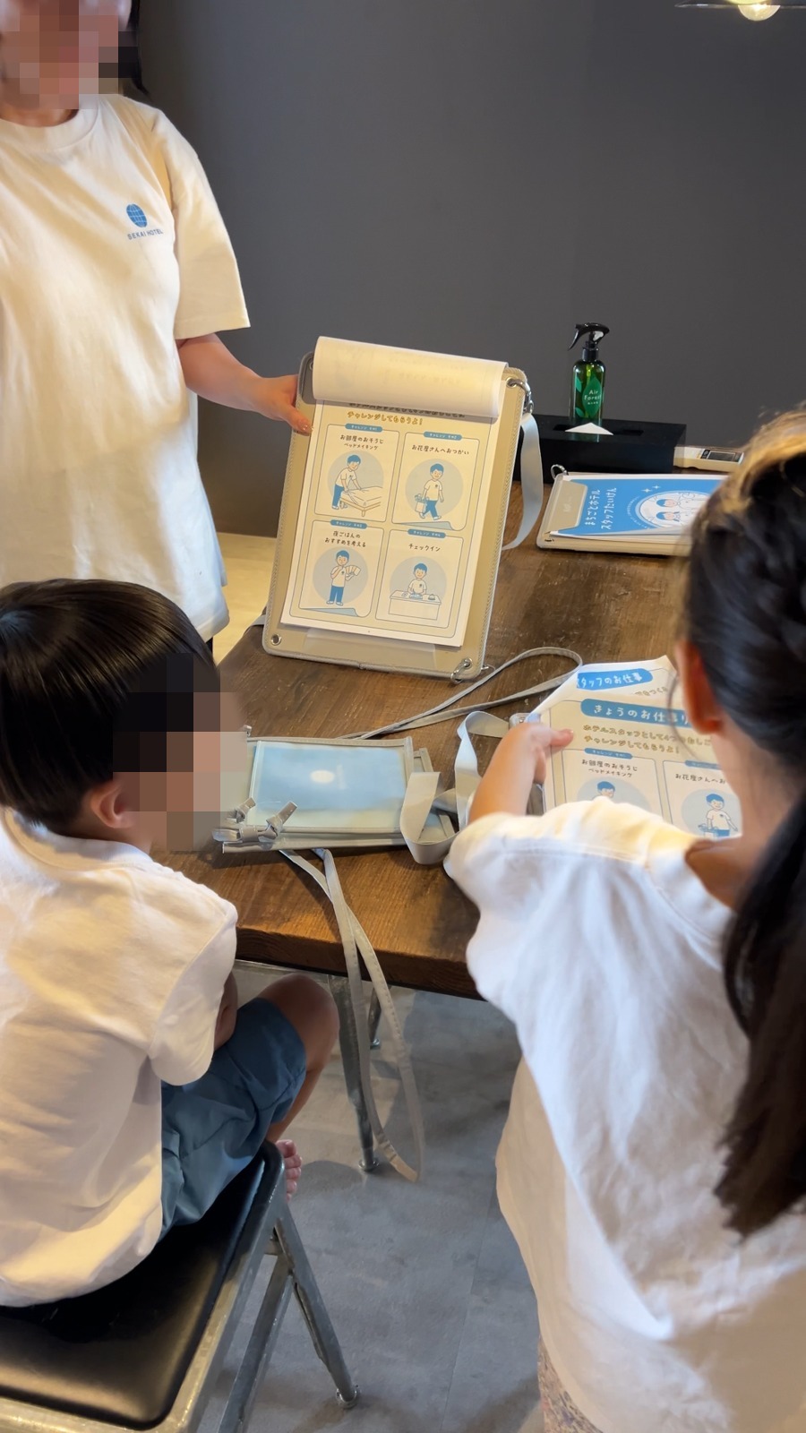 スタッフさんが子どもたちにお仕事の説明をしているところ