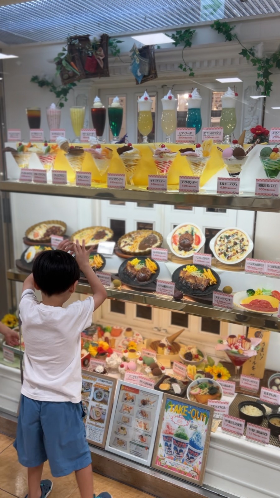 食品サンプルが並んだ店頭のショーケース