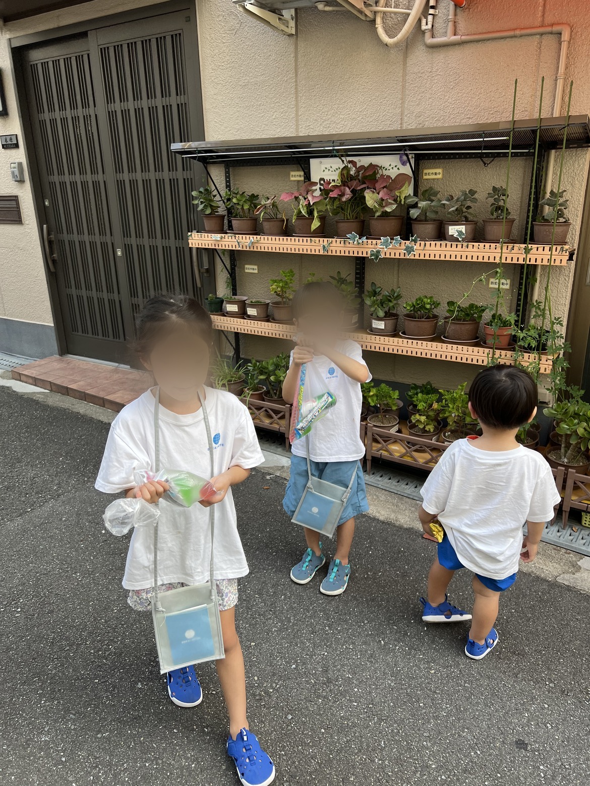 キッズスタッフのTシャツを着て商店街を歩く子どもたち