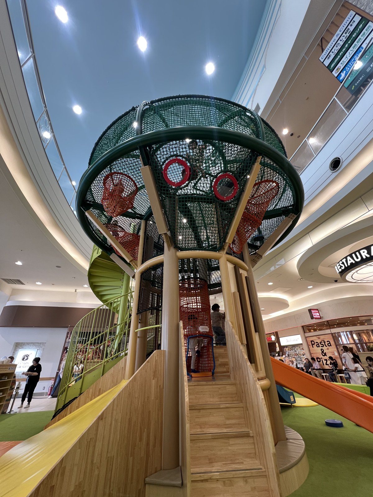 横から見た遊具とすべり台