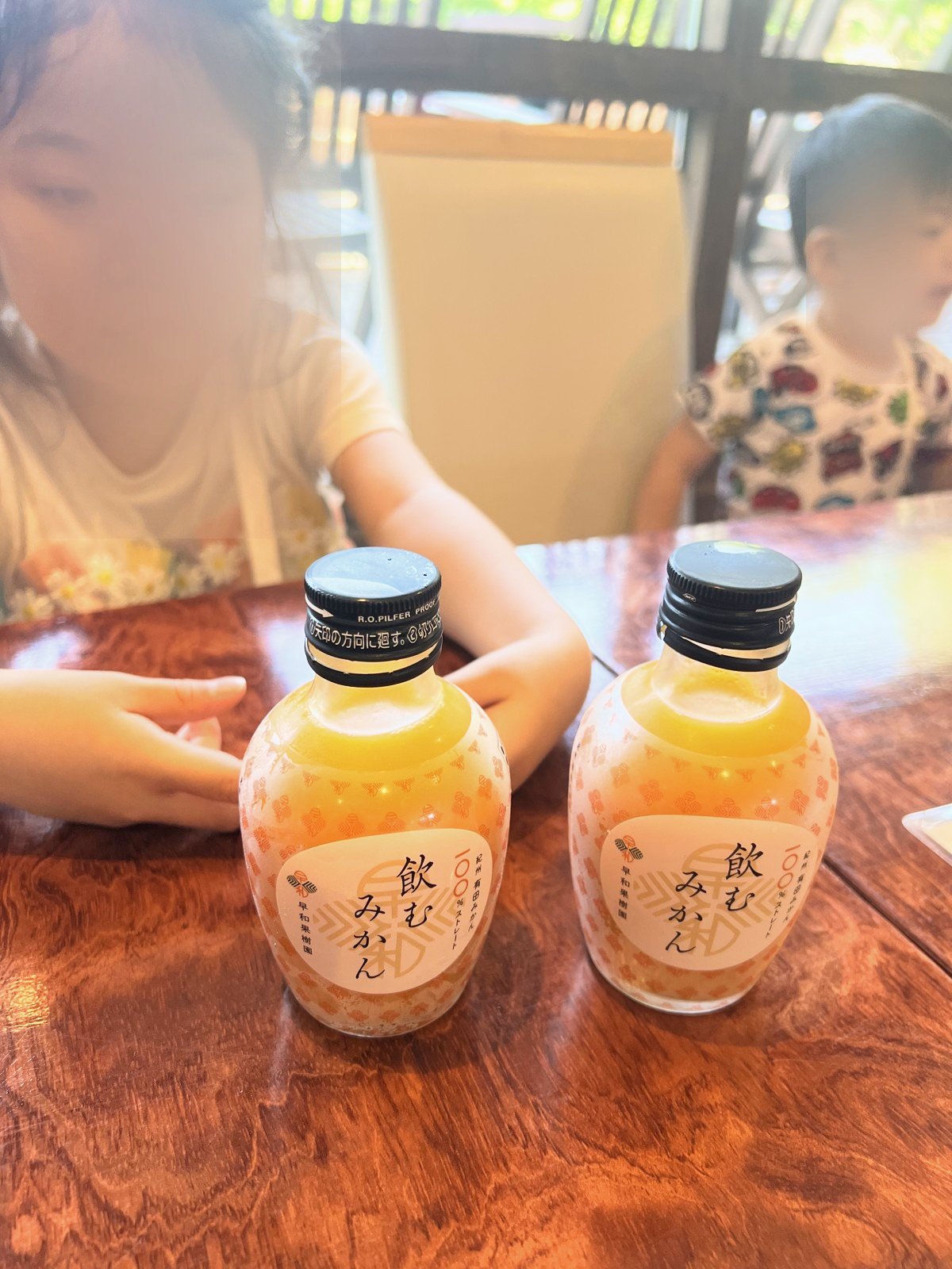 みかんジュースを前にした子どもたち
