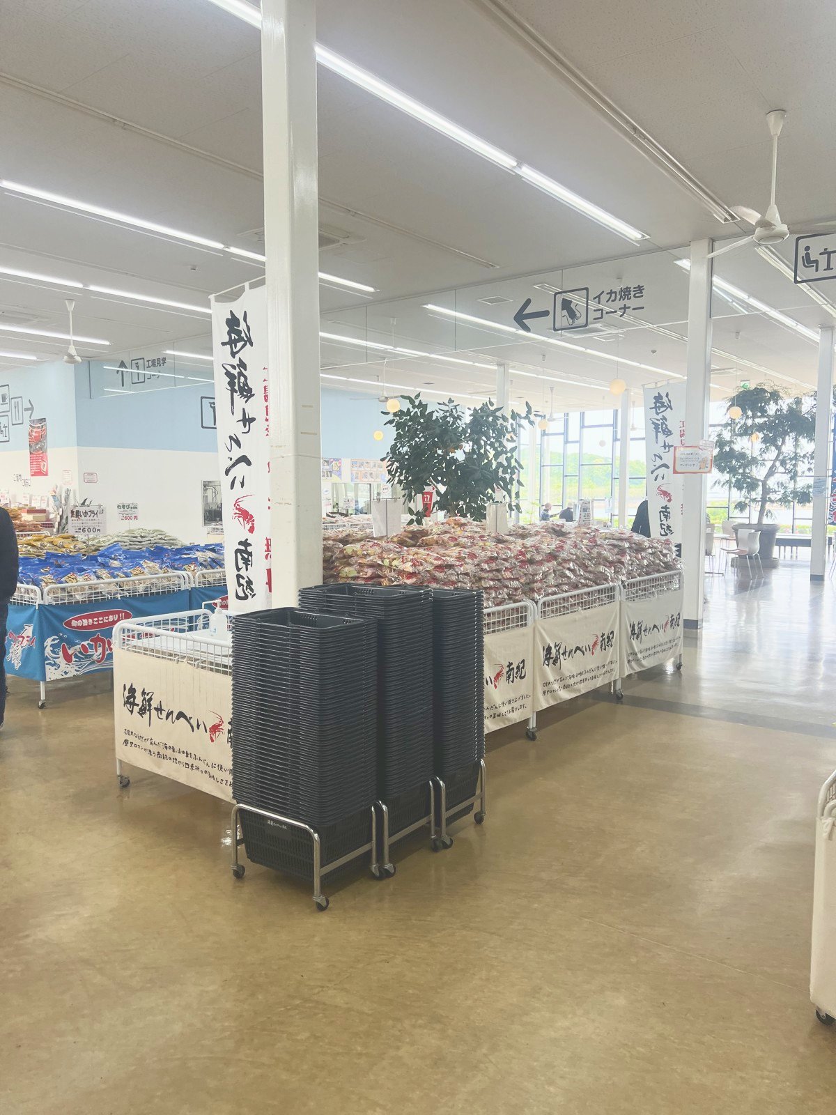 せんべいが並ぶ店内