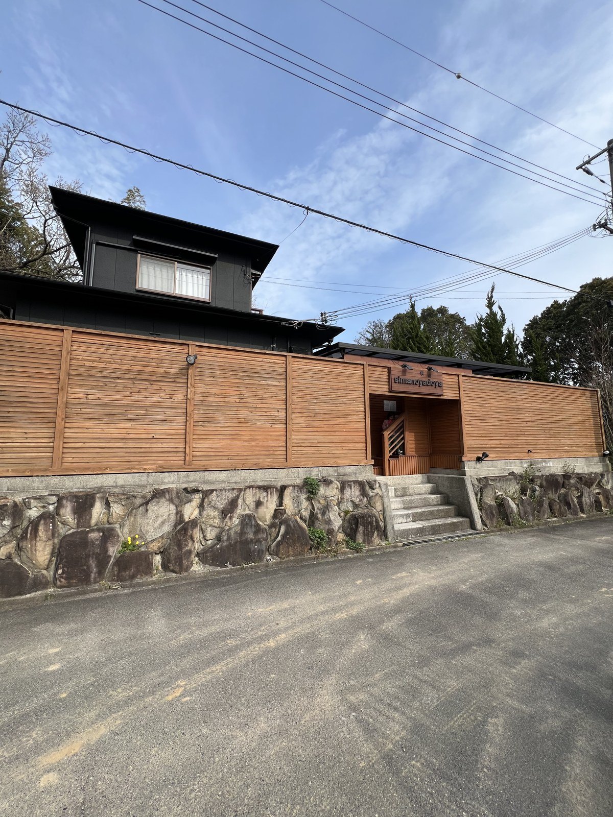 道路から見た建物の外観