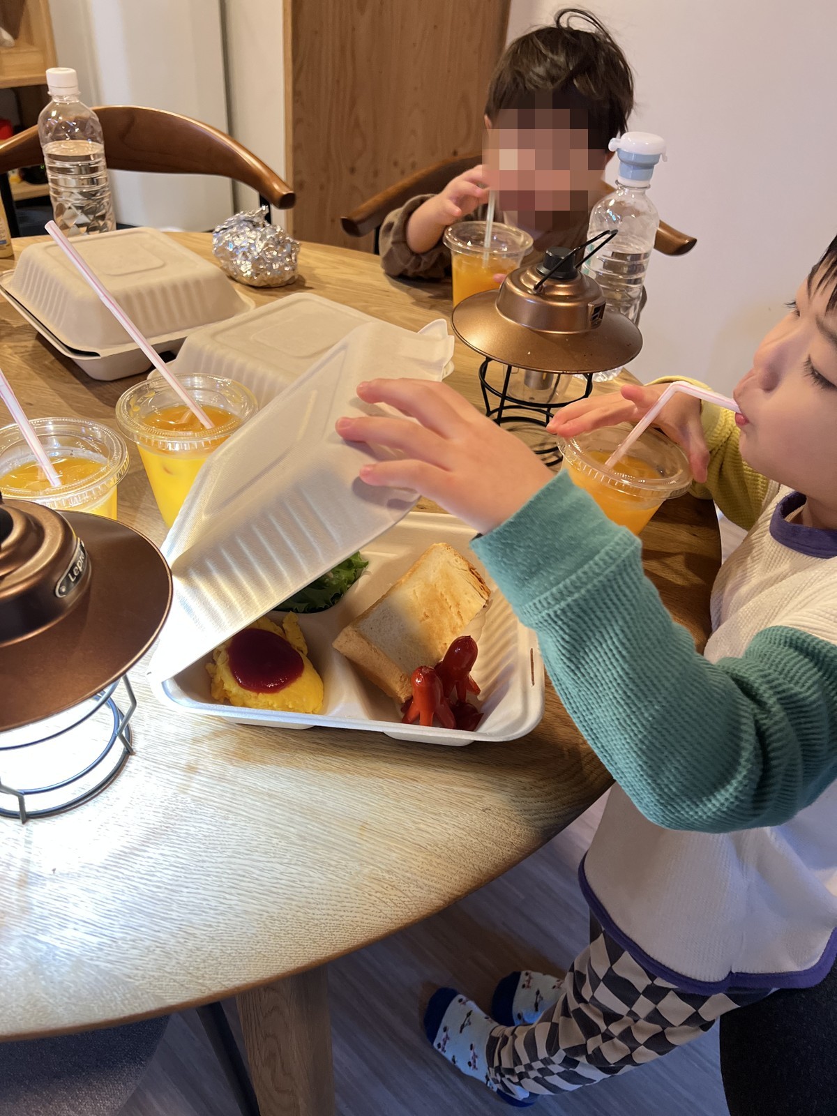 ストローでドリンクを飲む子ども