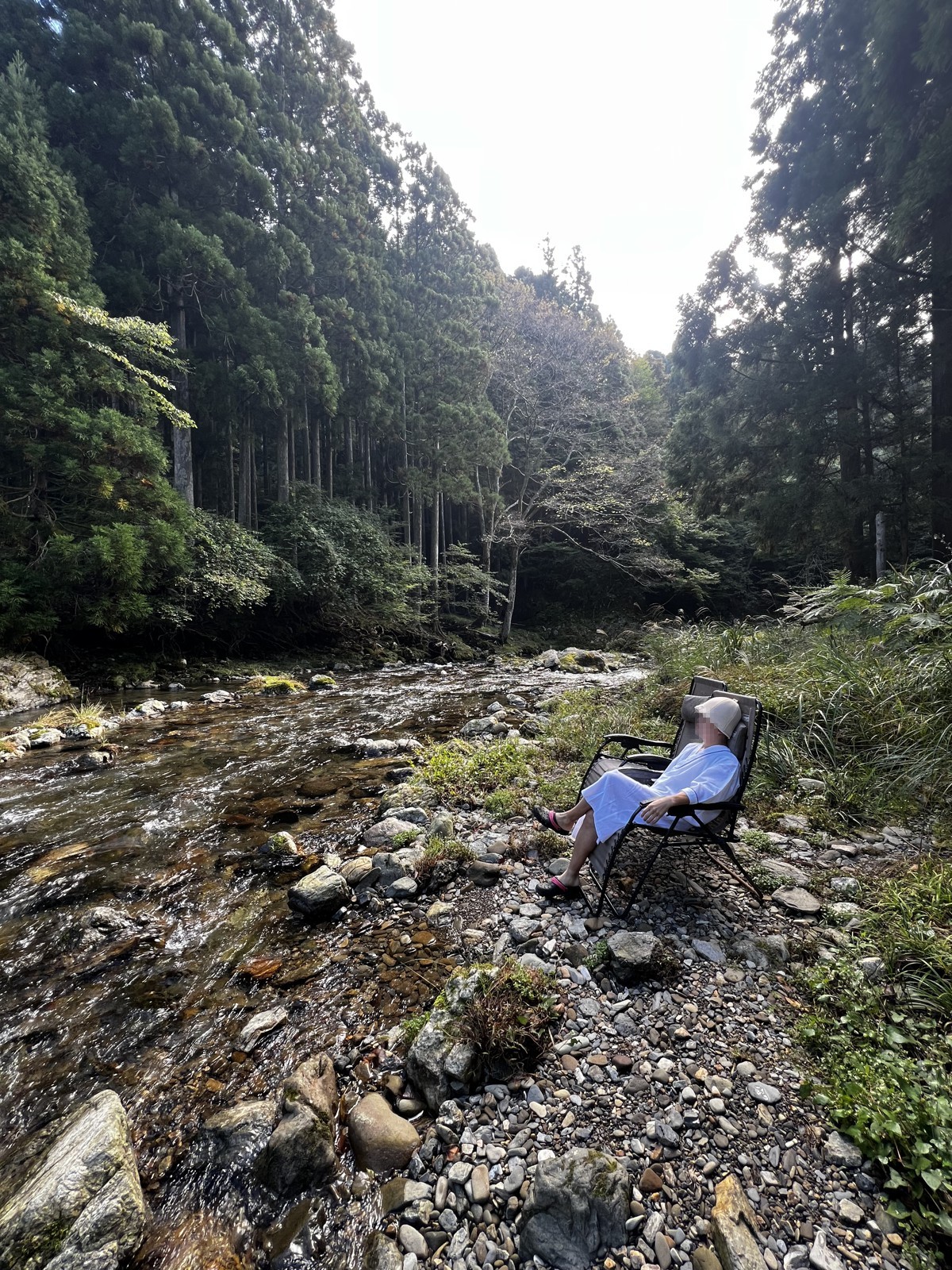 石がごろごろした河原と川