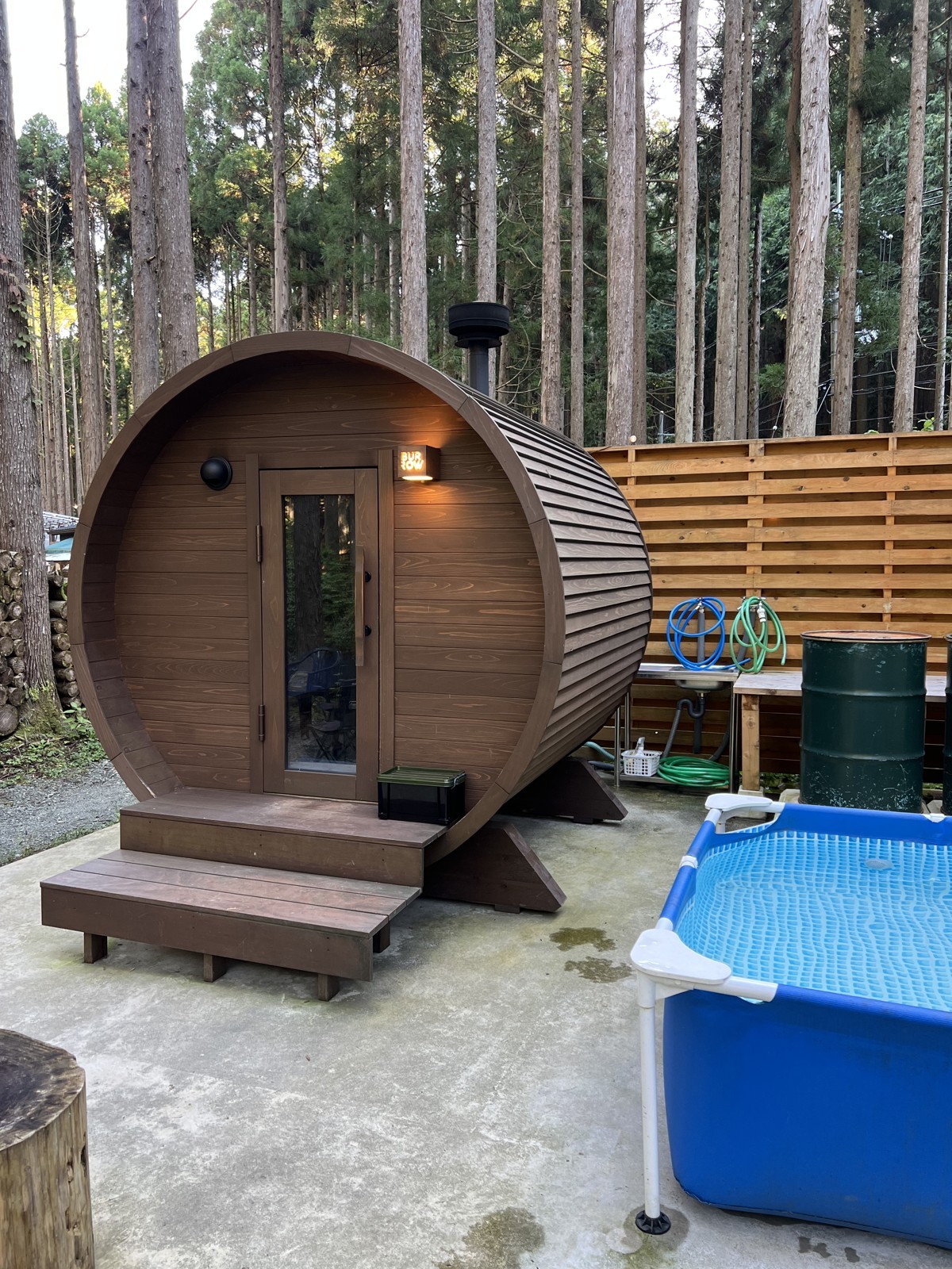 樽型のバレルサウナと、手前の水風呂用プール
