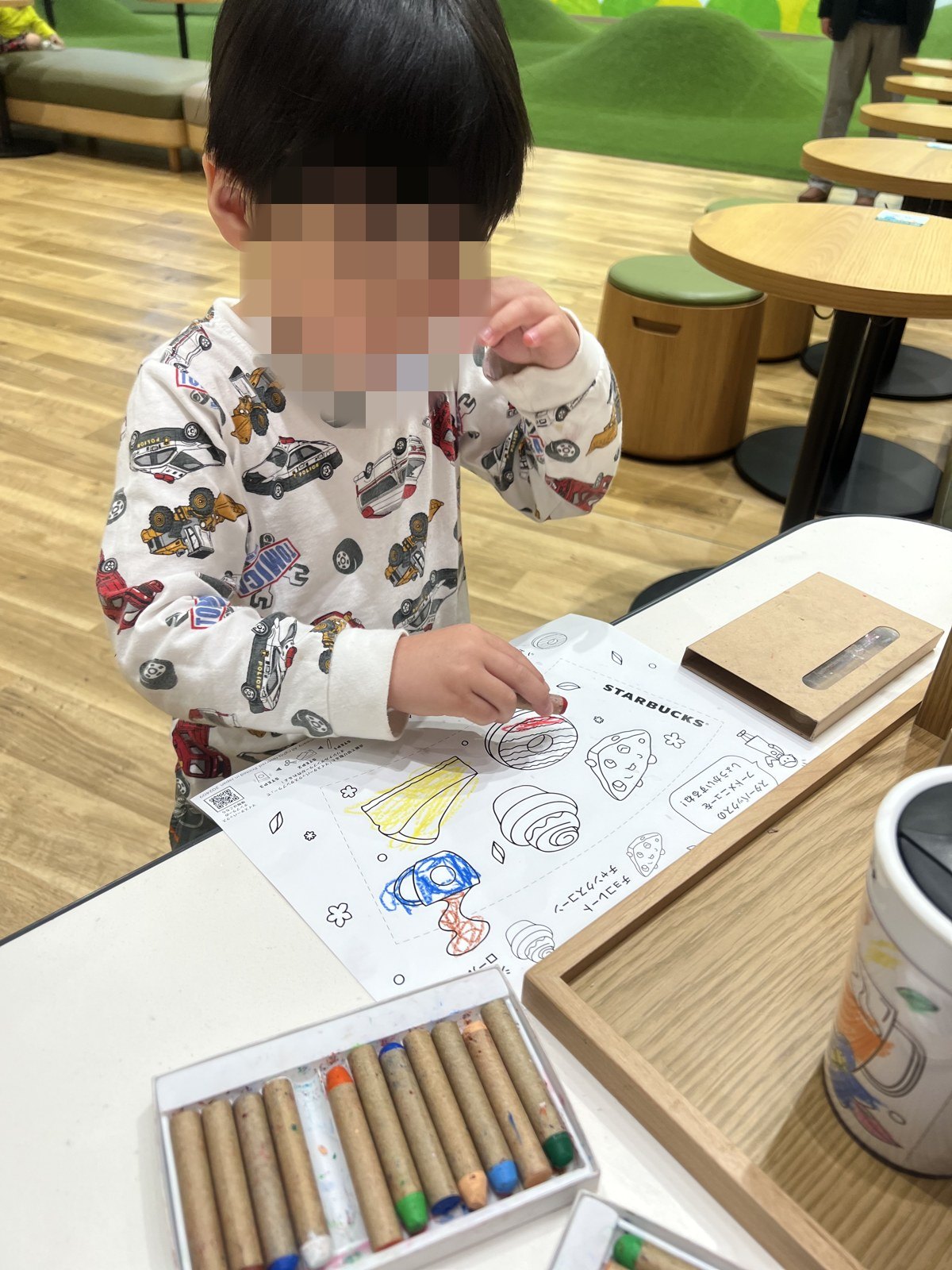 ぬりえに色をつける子ども