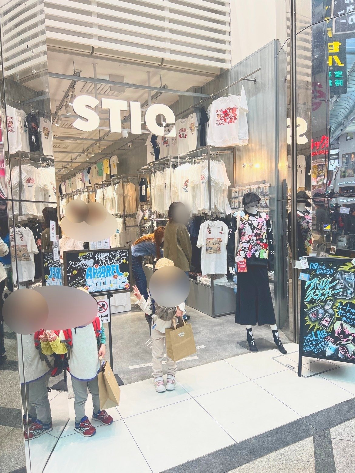 STIQ STORE 心斎橋は子どもでも作れる?ステッカーでTシャツを自分仕様にしてきた