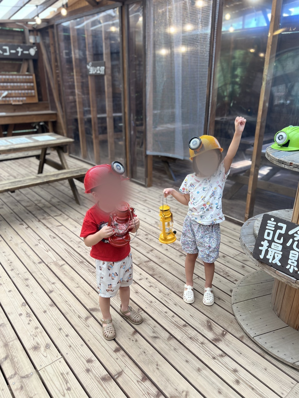 ヘルメットをかぶってランタンを持つ子どもたち