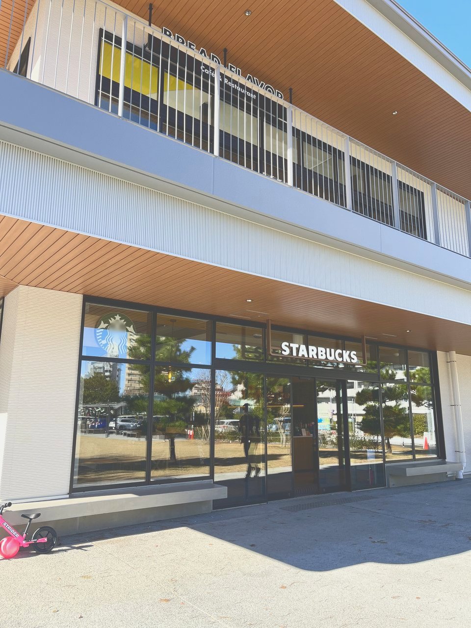 スターバックスの店の入口