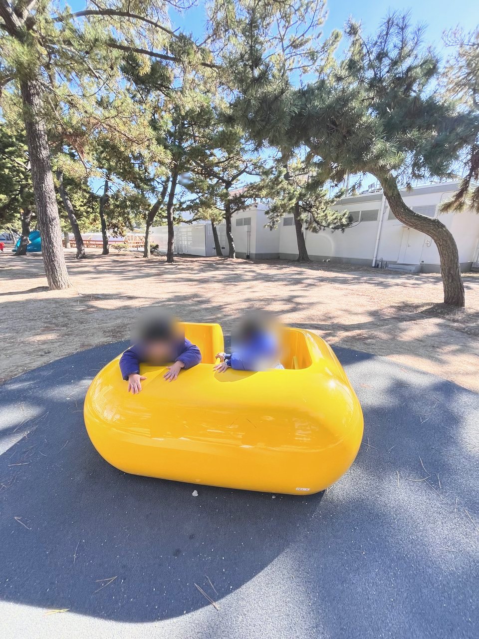 黄色い遊具に乗る子どもたち