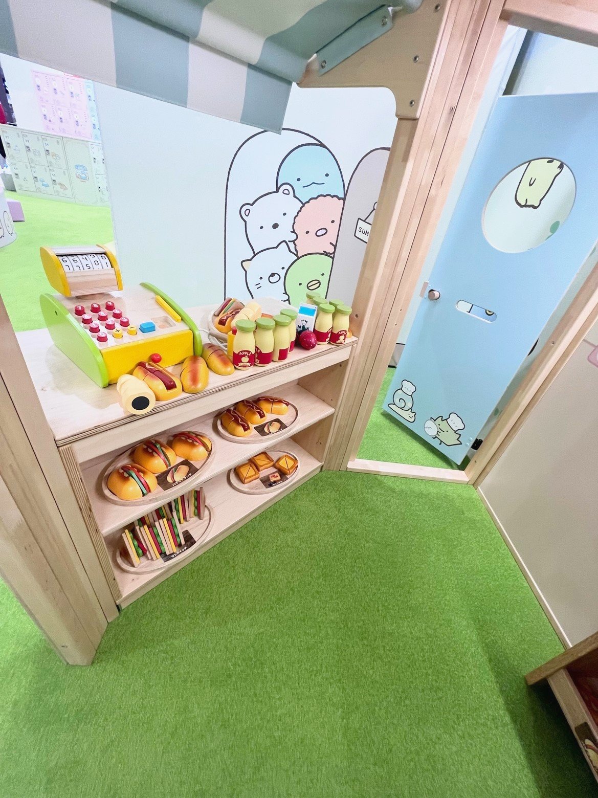 お店屋さんごっこの棚に並ぶ食べ物のおもちゃ