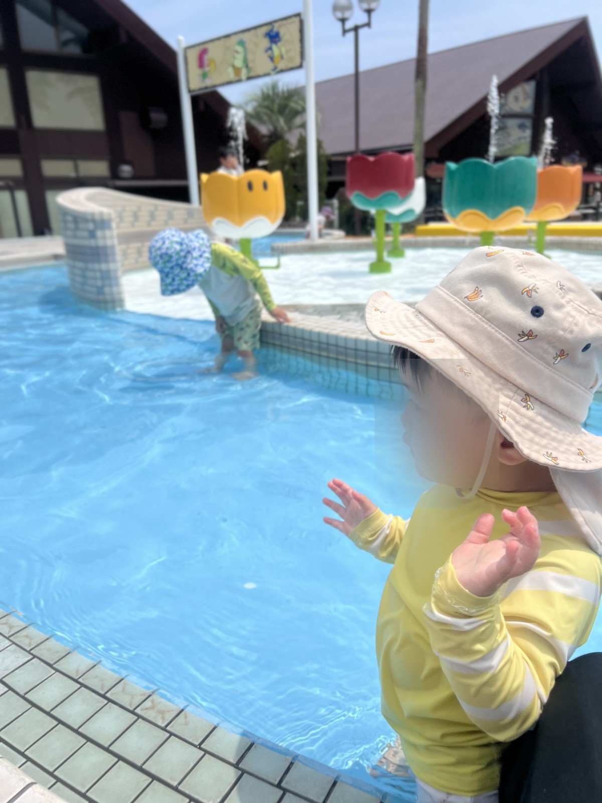 浅い幼児用プール「アドベンベビー」で遊ぶ赤ちゃん