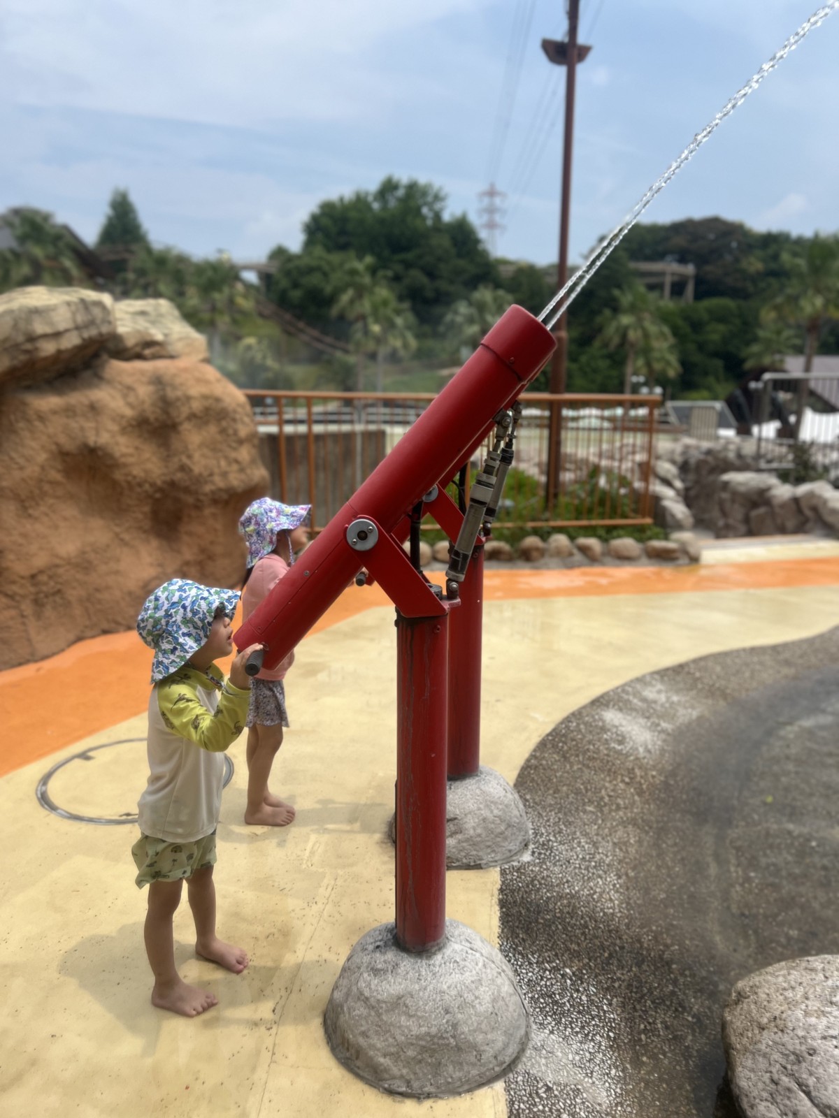水鉄砲の遊具で遊ぶ子どもたち