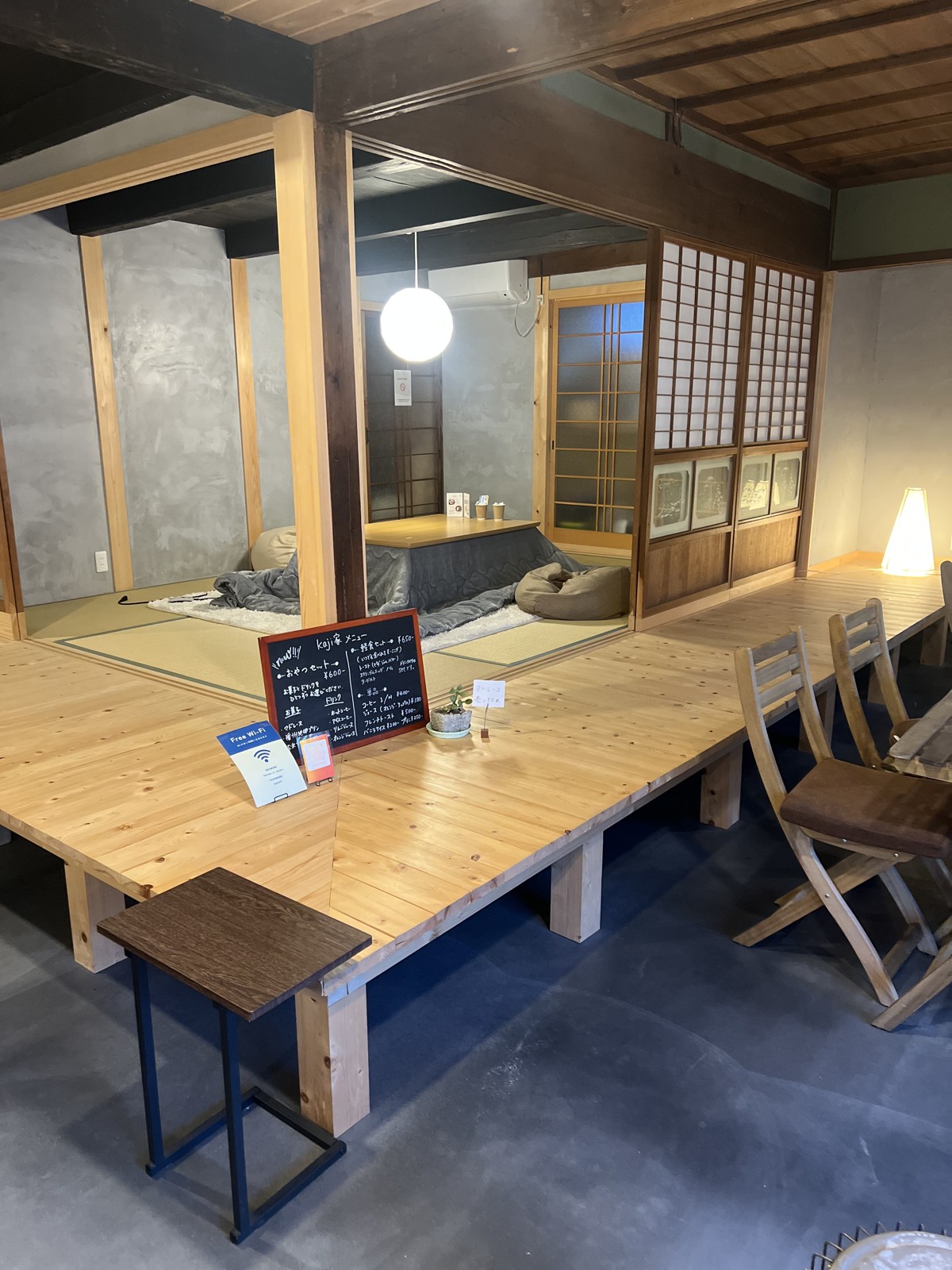小上がりの奥に置かれたこたつ