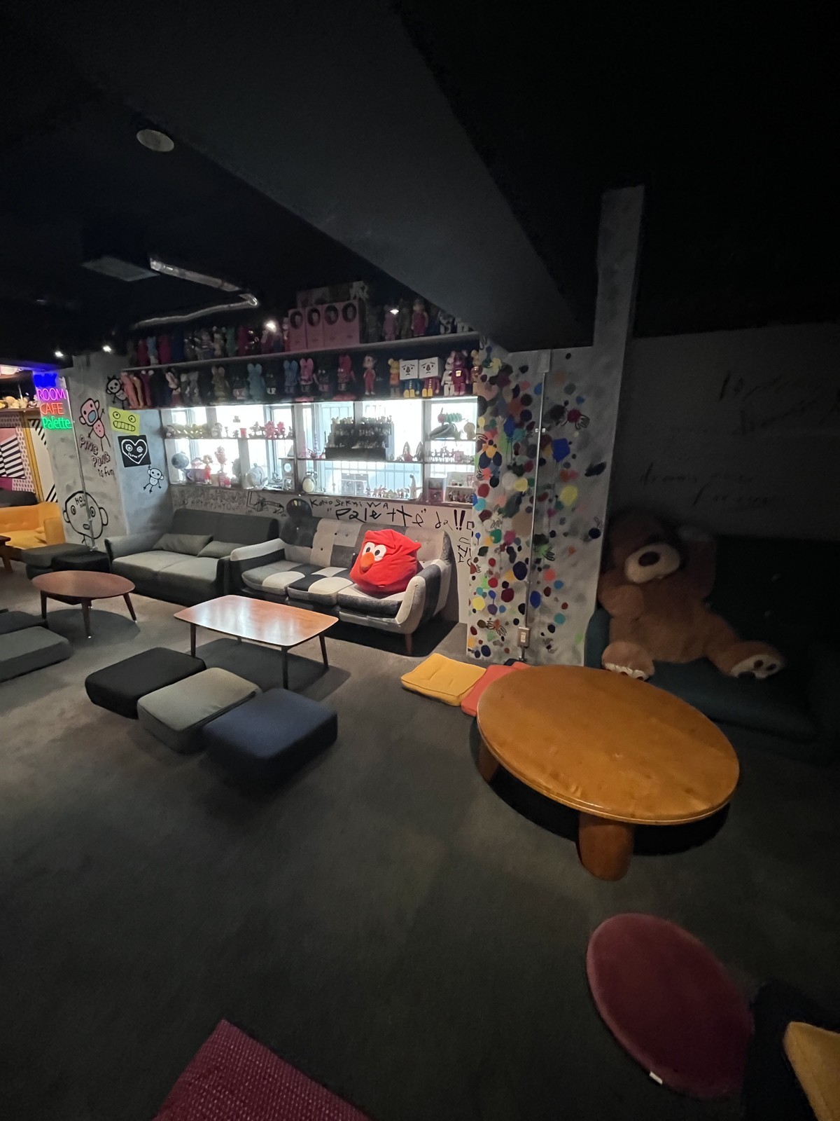 ソファとローテーブルが並ぶ店内
