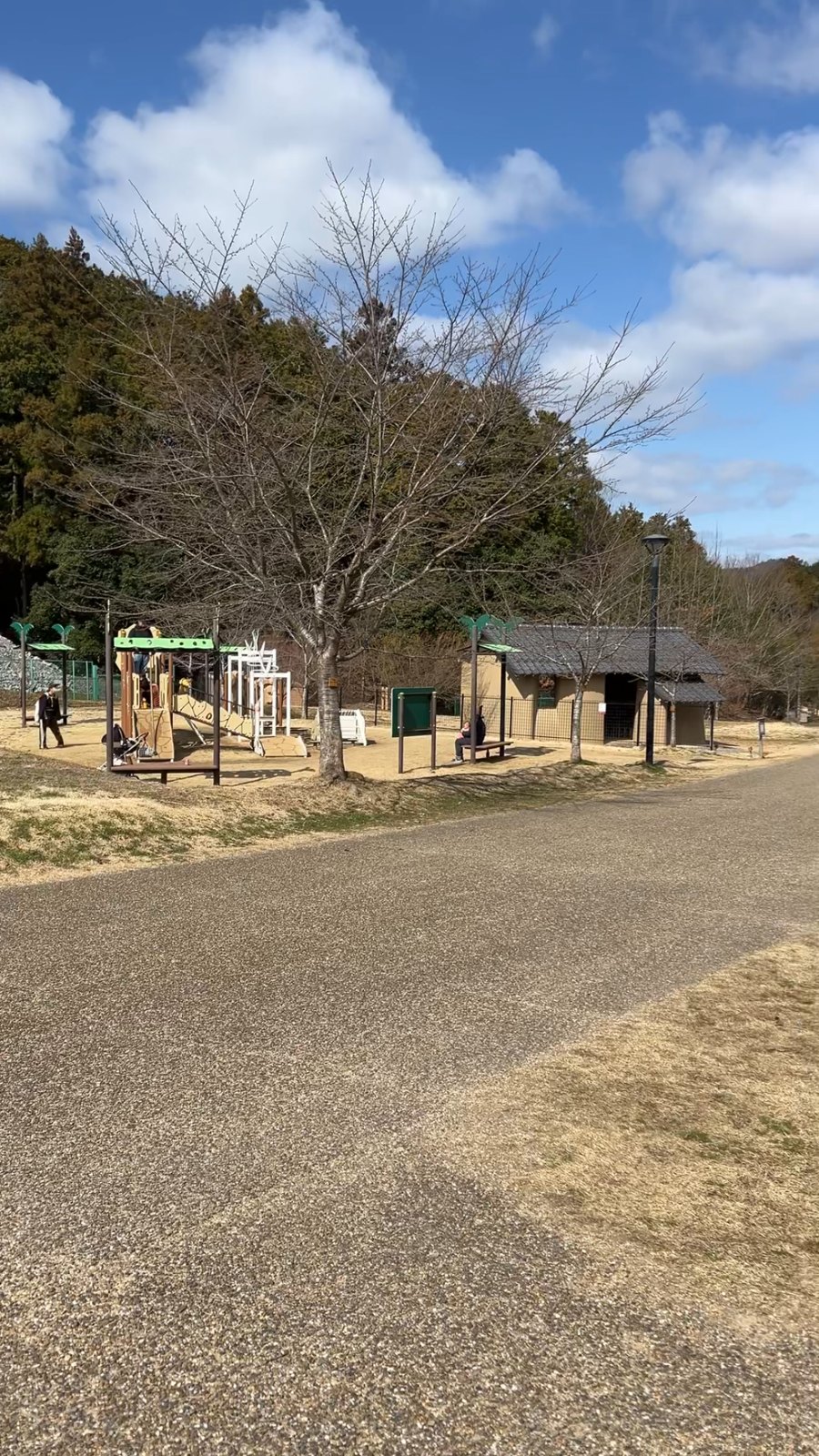 遊具のそばにあるトイレ棟と休憩スペース