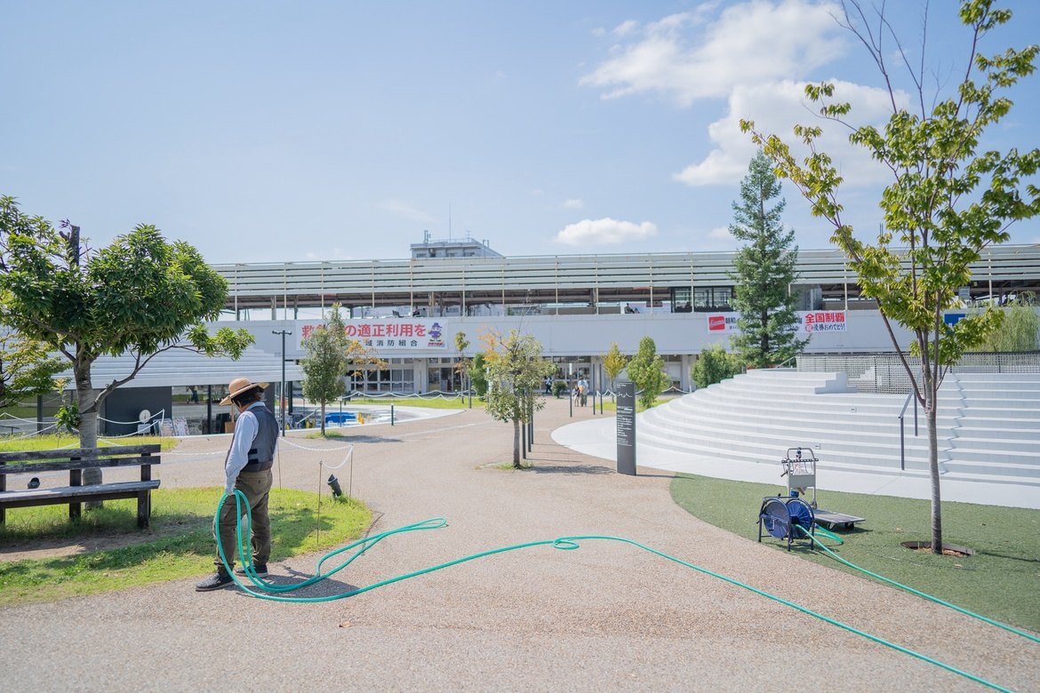 天理駅を背にした広場の全景。日陰が少ない