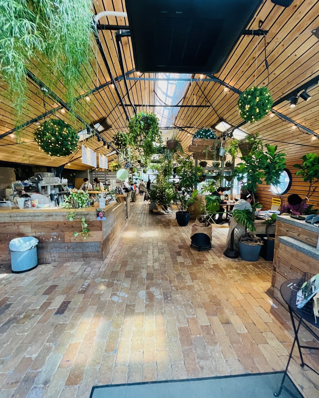 植物に囲まれた温室の店内
