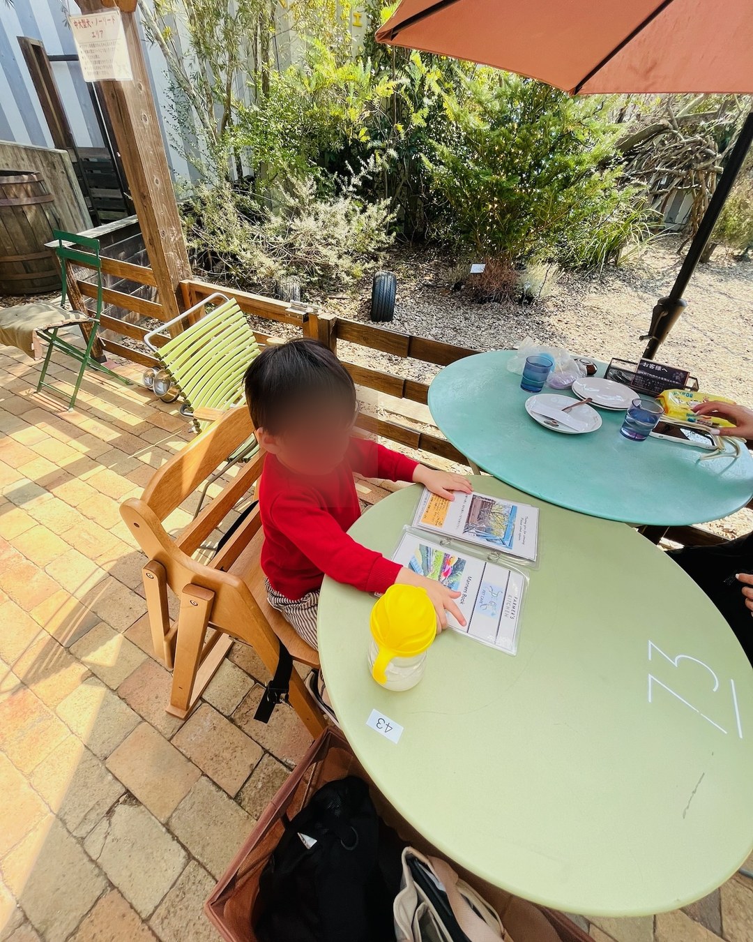 ベルト付きの子ども用チェアに座る子ども