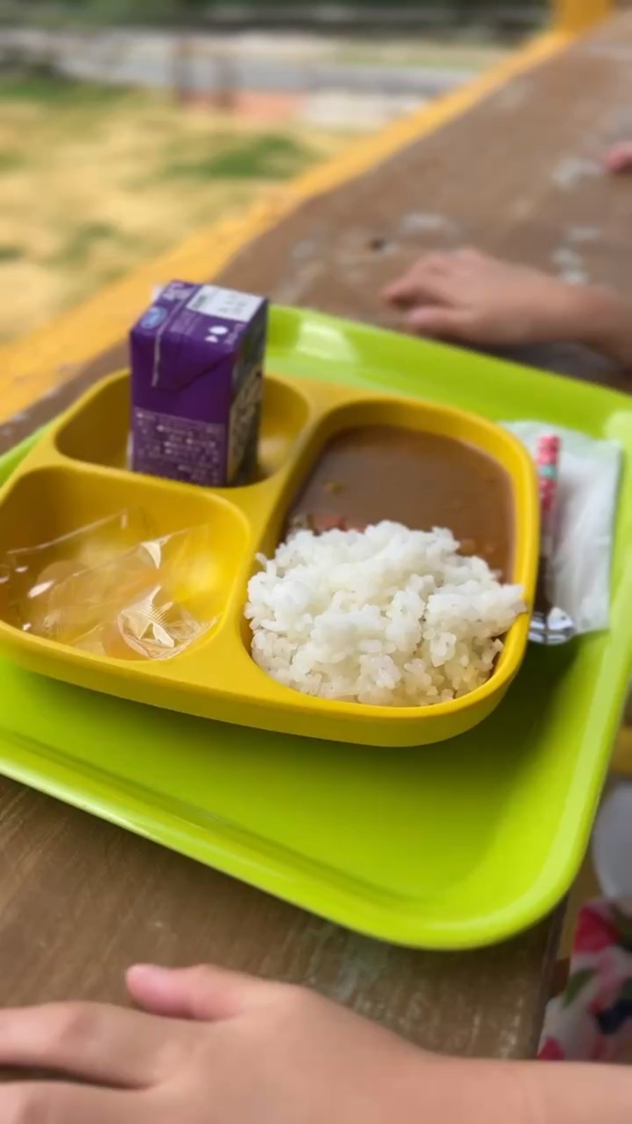 おやつとドリンクが付いたお子様カレー