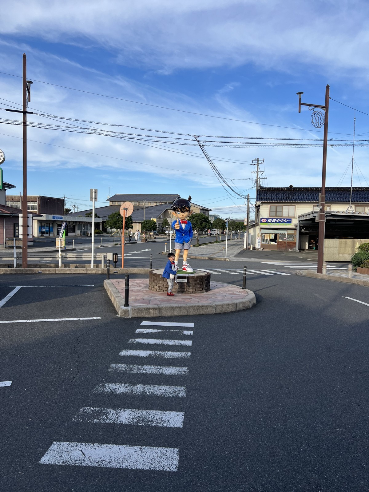 交差点の中州に立つコナンの像