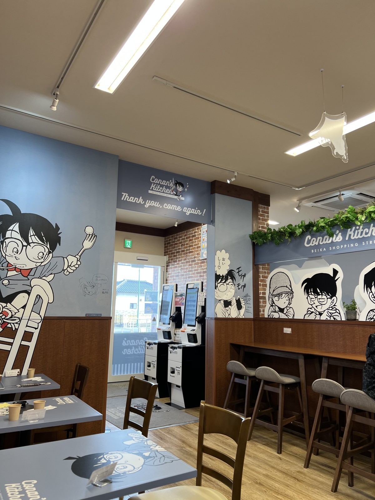 コナンズキッチンの店内。カウンター席が並ぶ