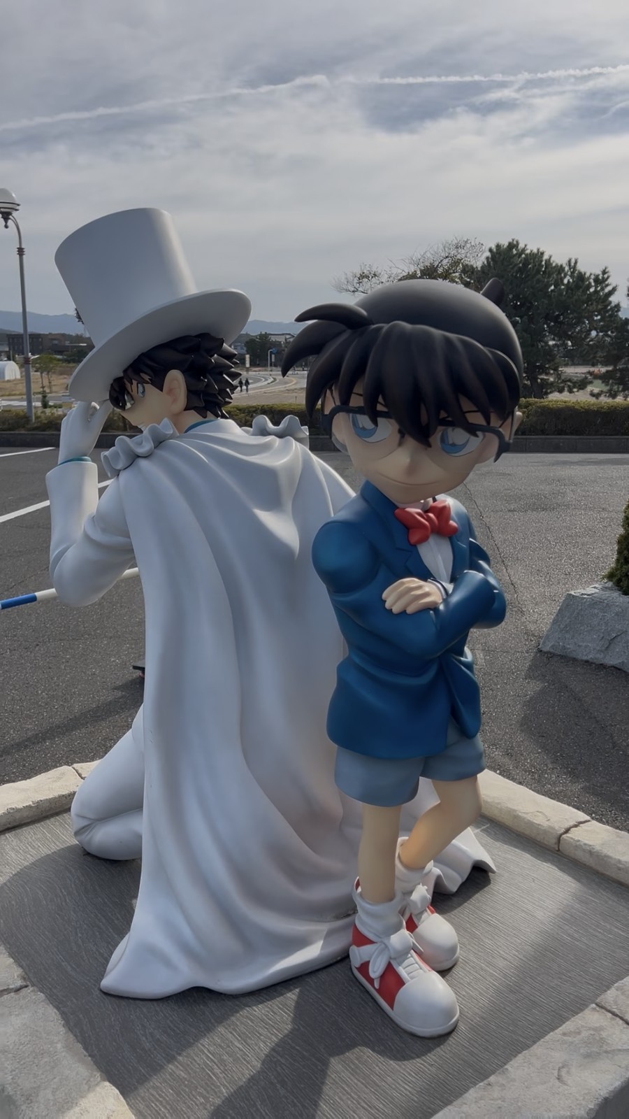 怪盗キッドとコナンの像