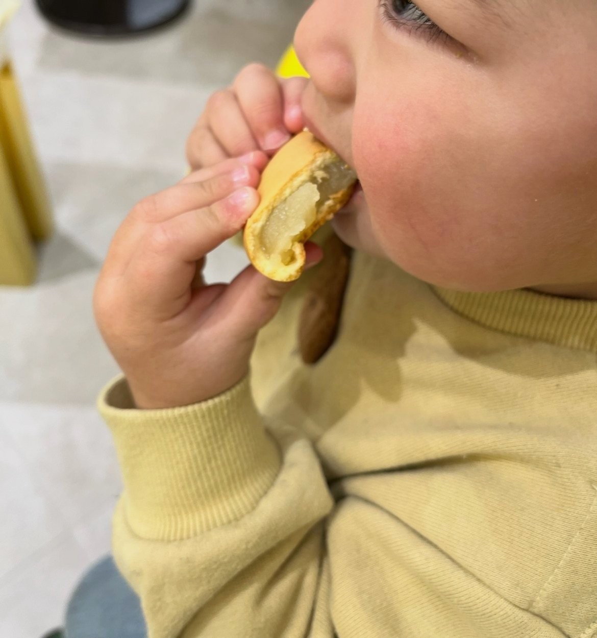 焼きたての月化粧をほおばる