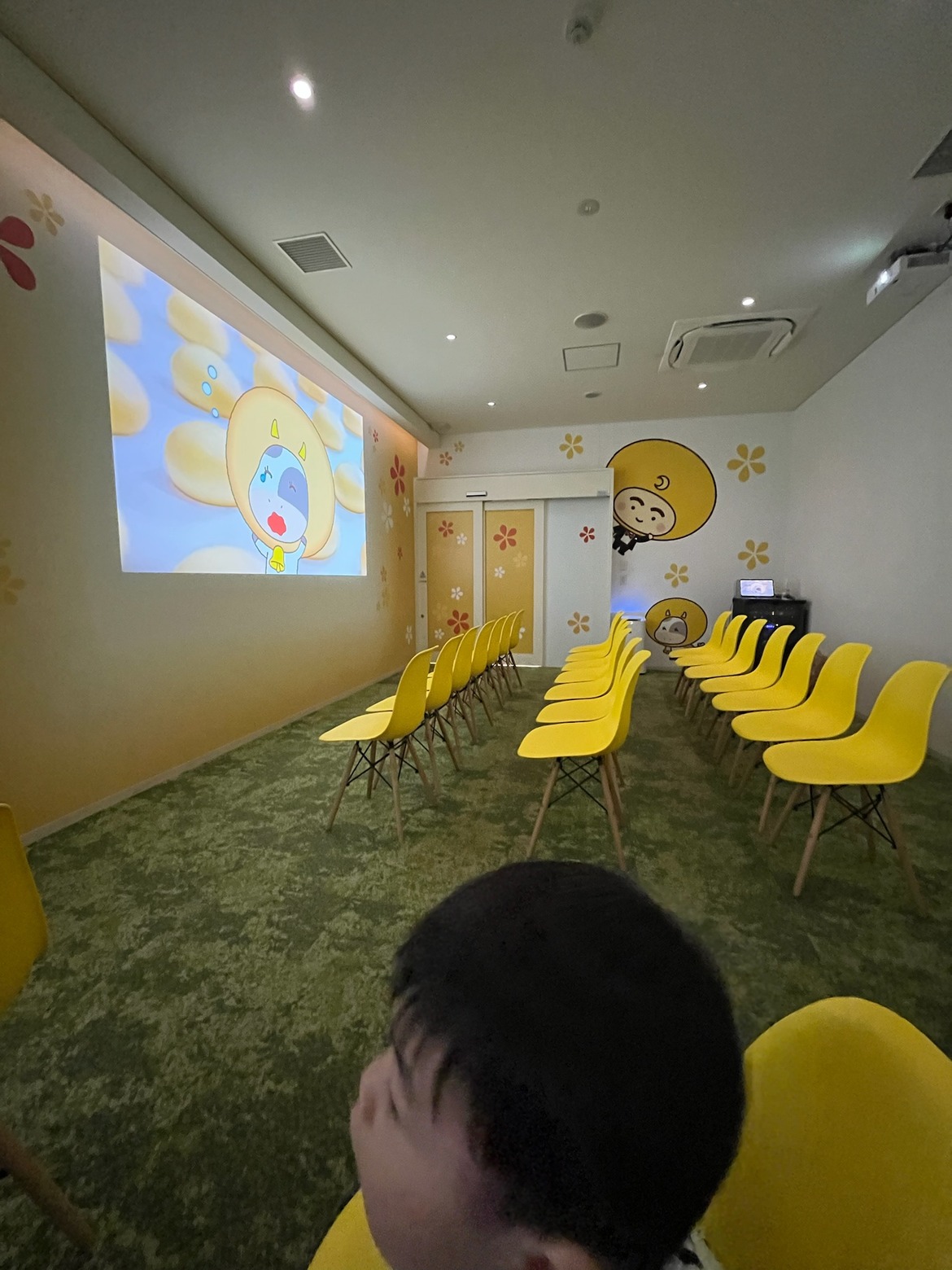 アニメを上映している部屋