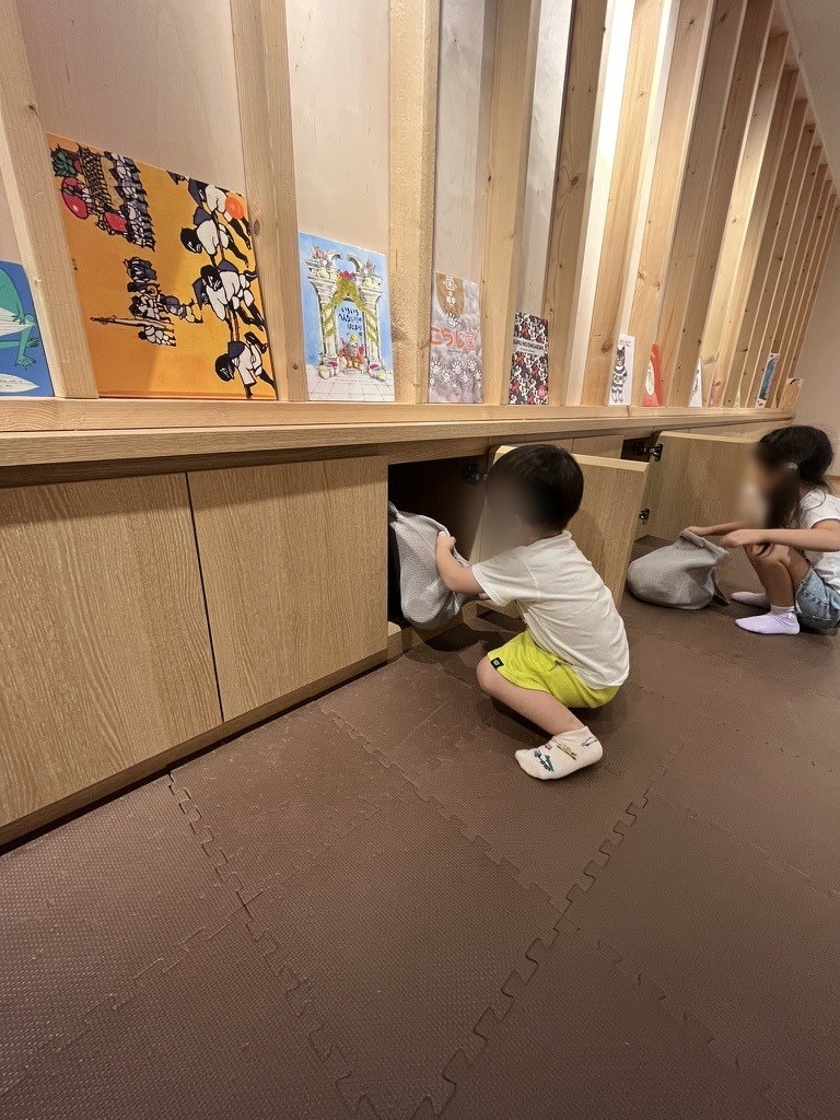 絵本が並ぶ木育のキッズスペース