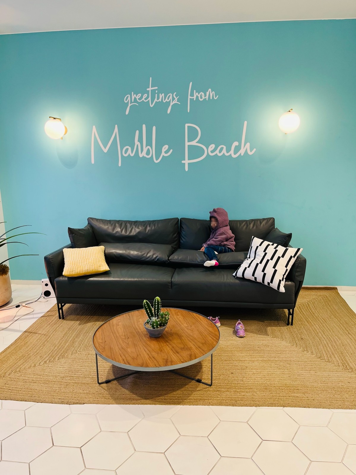 「greetings from Marble Beach」の文字が入った室内のソファ