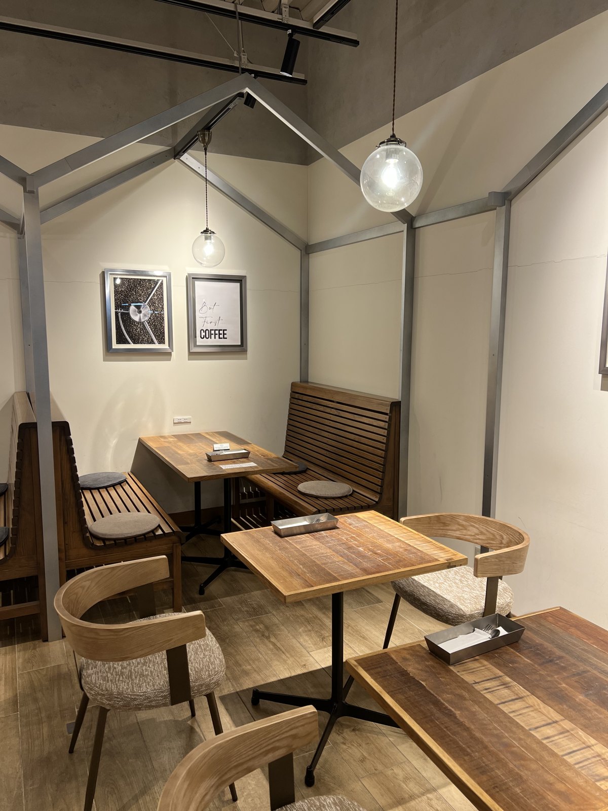 木のテーブルとベンチ席がある朝食会場