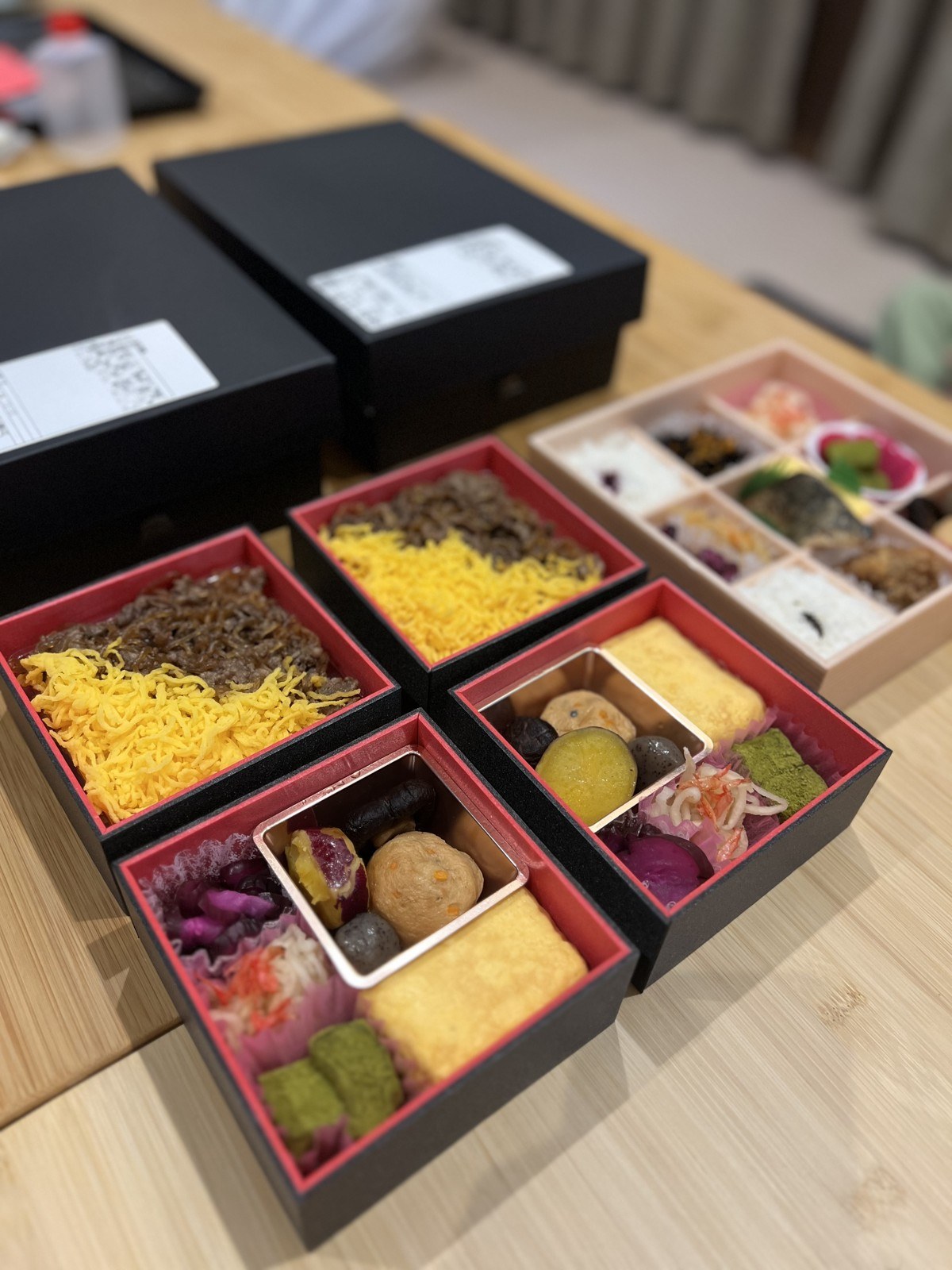 二段の折詰に入った朝食