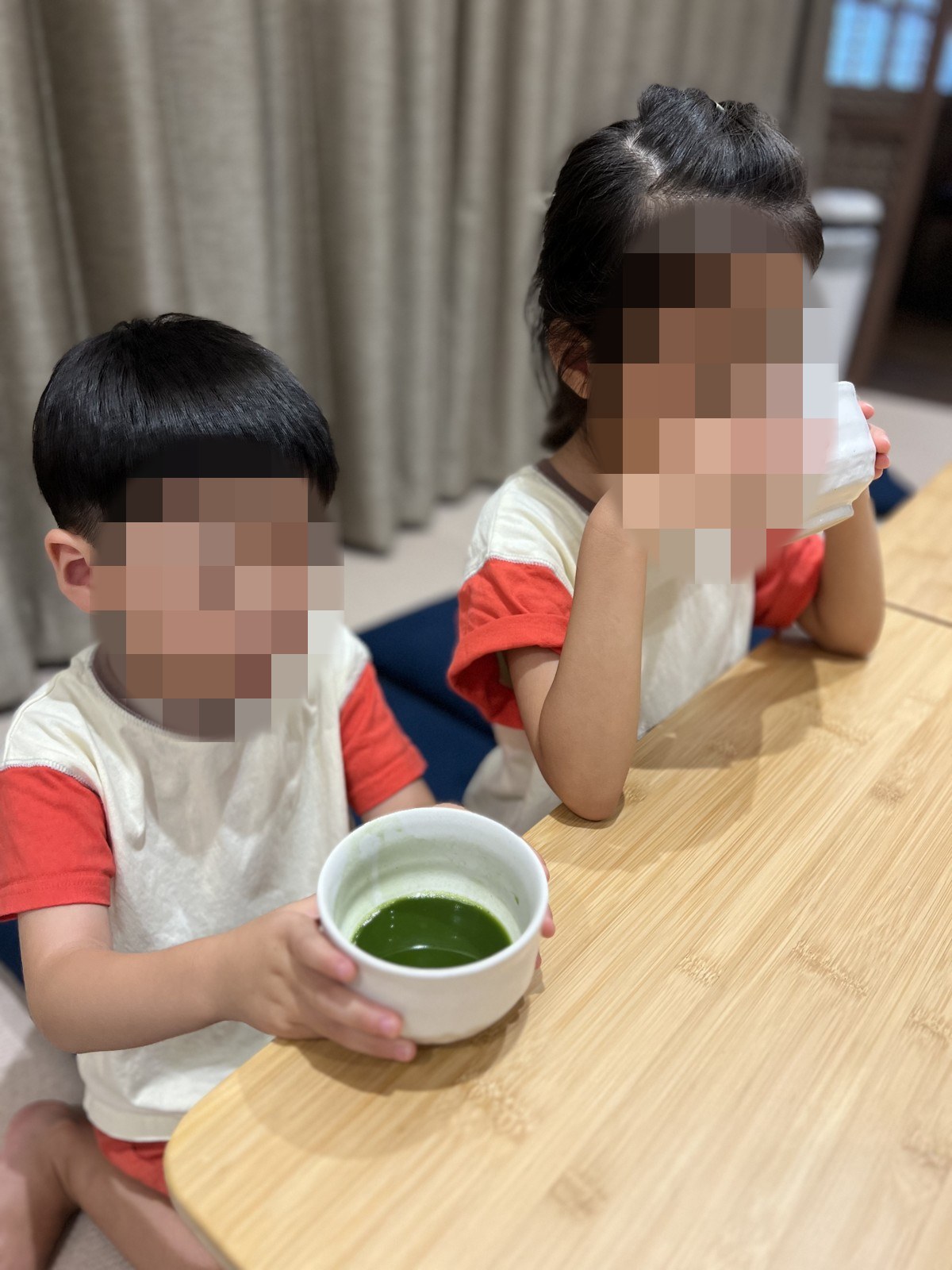 たてた抹茶を飲む子どもたち