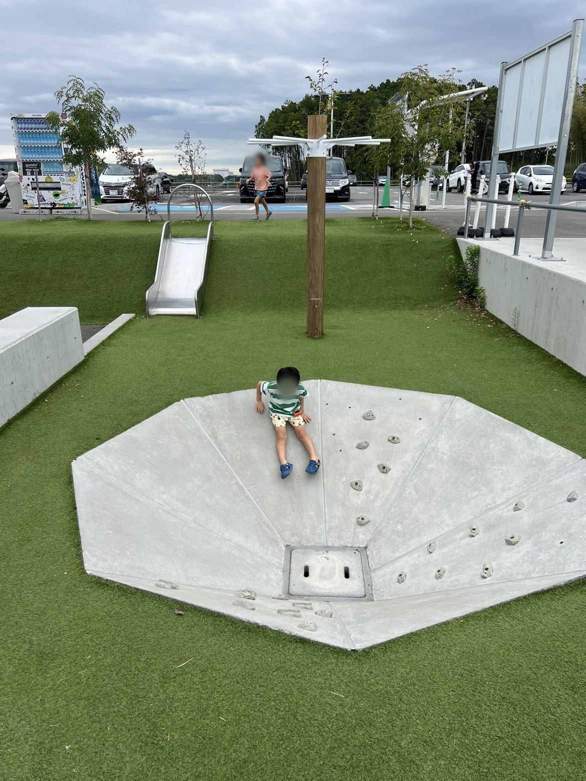 コンクリートのすり鉢型の遊具と銀色のすべり台