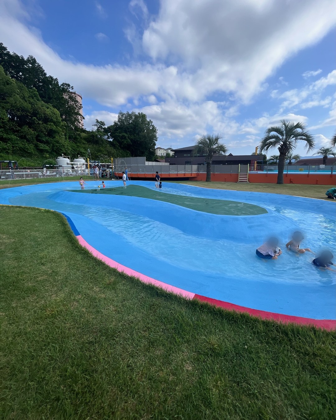 青いペイントの大きな浅いプール