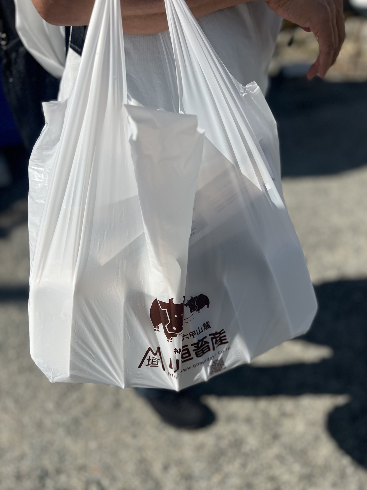 山垣畜産のロゴが入った持ち帰り用の袋