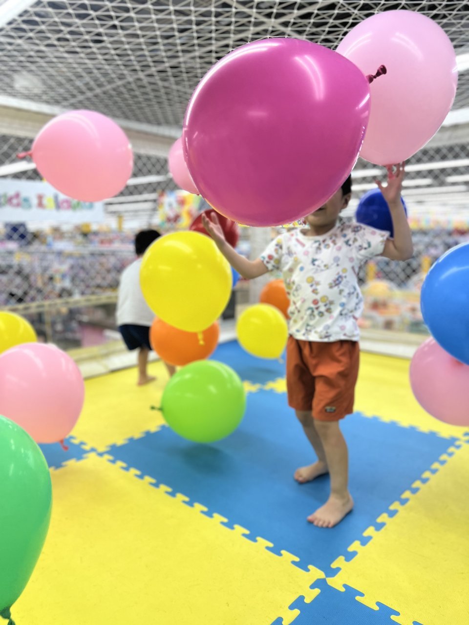 大きな風船の中で遊ぶ子ども
