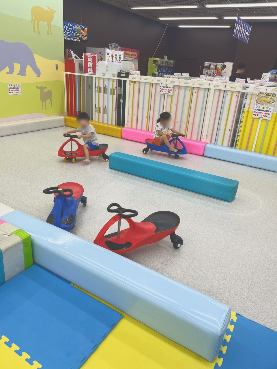足でこぐ乗り物に乗る子どもたち