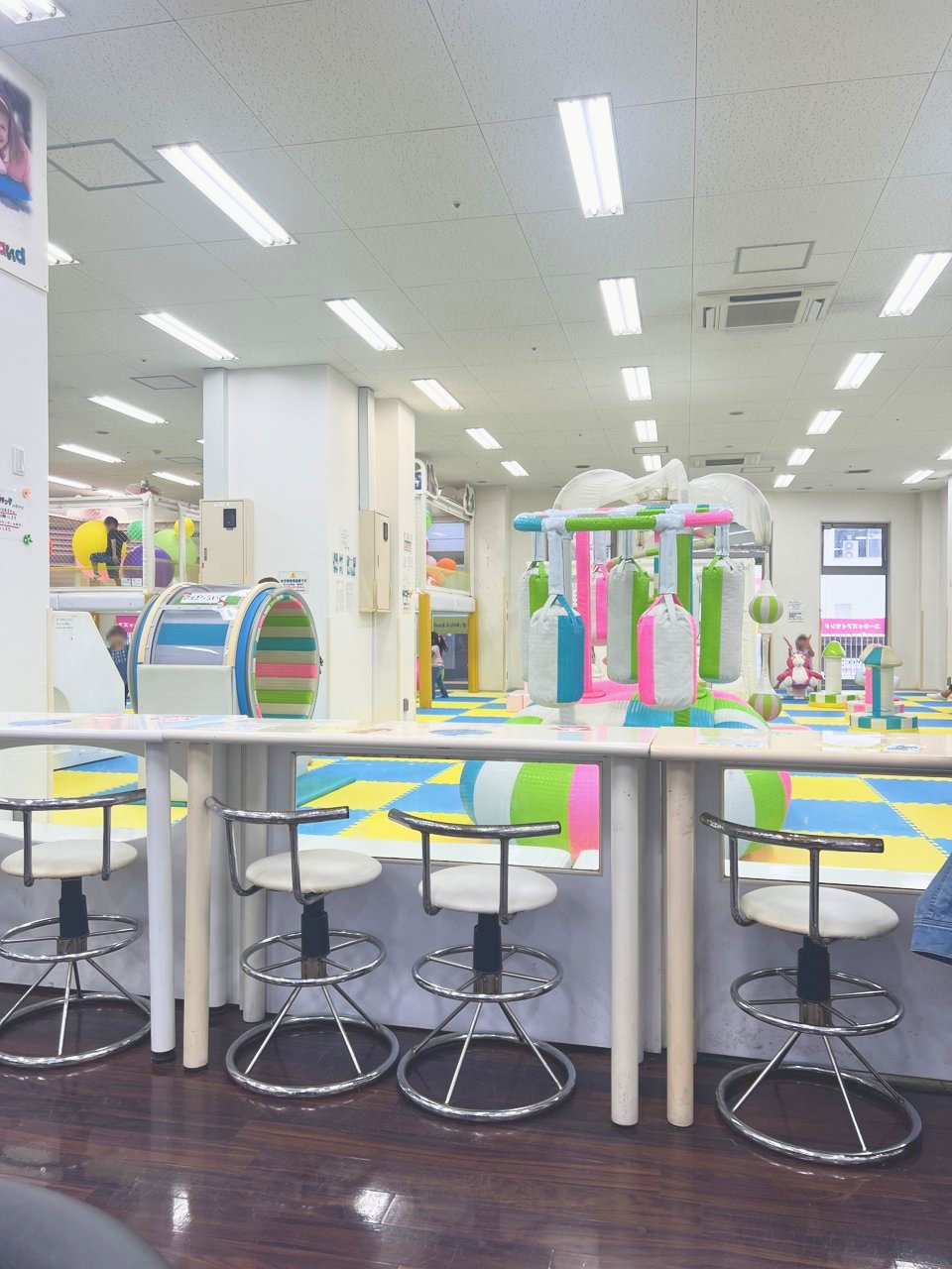 遊び場に面したカウンター席