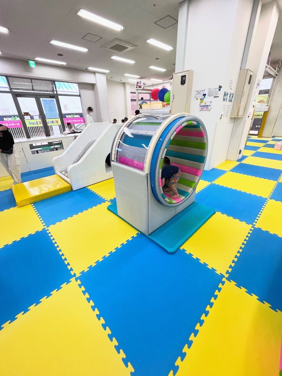 くるくる回る輪の遊具に入る子ども