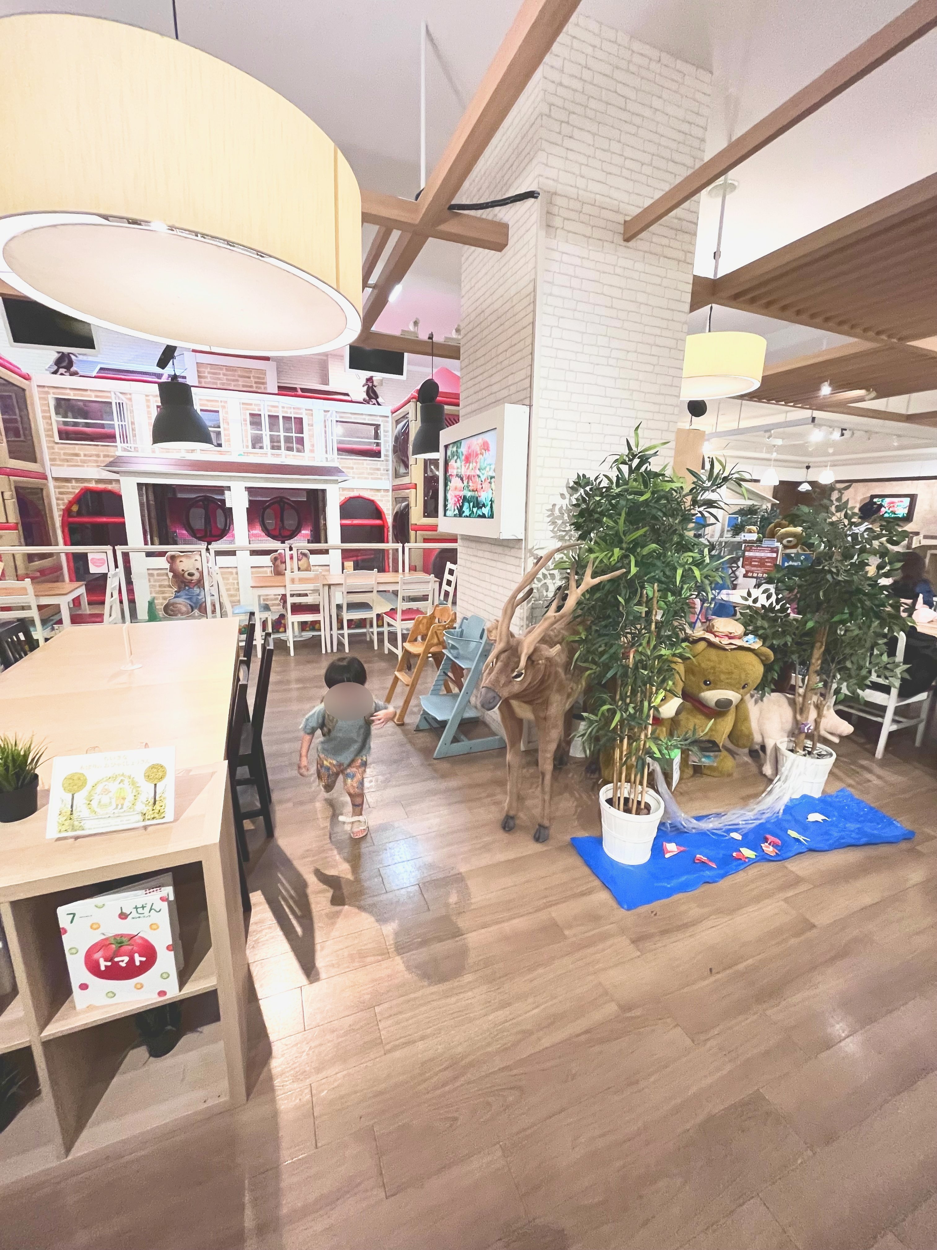 カフェの席から遊び場が見渡せる店内